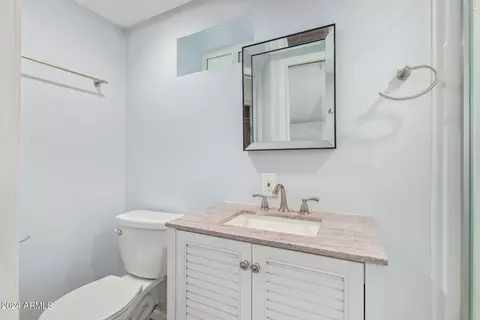 Bath - 3121 N 27th Pl, Phoenix, AZ 85016 photo 1 of 3