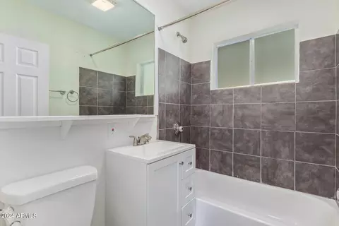 Bath - 3121 N 27th Pl, Phoenix, AZ 85016 photo 3 of 3