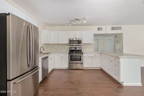 Kitchen - 3121 N 27th Pl, Phoenix, AZ 85016 photo 4 of 5