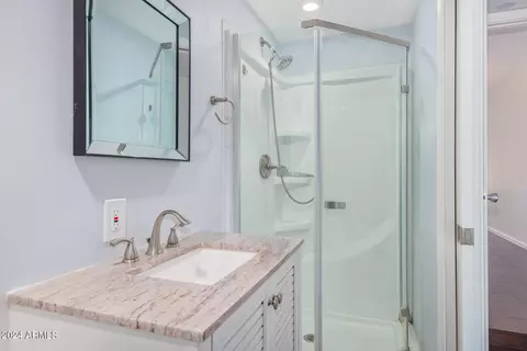 Bath - 3121 N 27th Pl, Phoenix, AZ 85016 photo 2 of 3