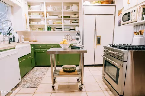 Kitchen - 2343 Earll Dr, Phoenix, AZ 85016 photo 8 of 10