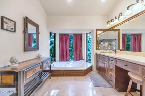 Bath - 5401 E Valle Vista Rd, Phoenix, AZ 85018 photo 1 of 3