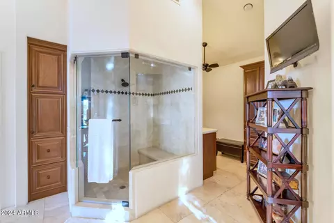 Bath - 5401 E Valle Vista Rd, Phoenix, AZ 85018 photo 2 of 3