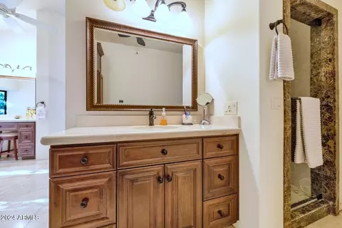 Bath - 5401 E Valle Vista Rd, Phoenix, AZ 85018 photo 3 of 3