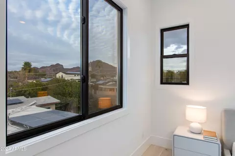 Bath - 4145 N 42nd Pl, Phoenix, AZ 85018 photo 3 of 4
