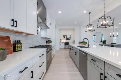 Kitchen - 4145 N 42nd Pl, Phoenix, AZ 85018 photo 3 of 5