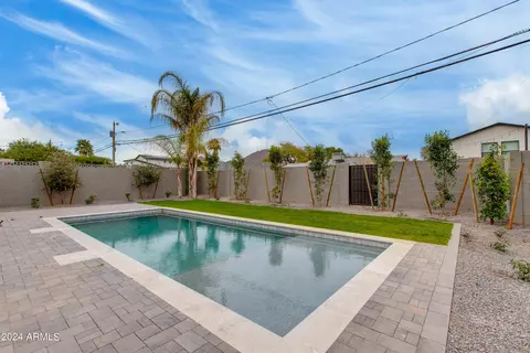 Exterior - 4145 N 42nd Pl, Phoenix, AZ 85018 photo 4 of 6