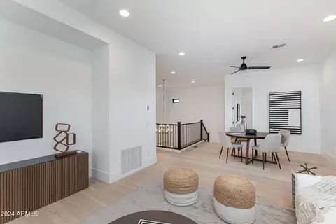 Dining - 4145 N 42nd Pl, Phoenix, AZ 85018 photo 2 of 2