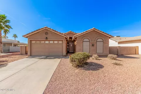 26018 S New Town Dr, Sun Lakes, AZ 85248