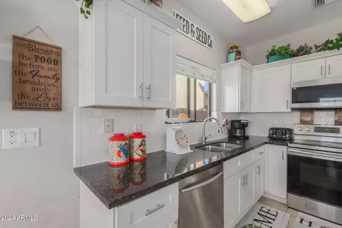 Kitchen - 2191 E Greenlee Ave, Apache Junction, AZ 85119 photo 7 of 11