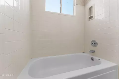 Bath - 426 E Taro Ln, Phoenix, AZ 85024 photo 5 of 5