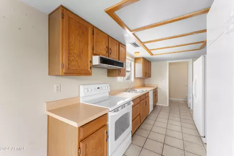 Kitchen - 426 E Taro Ln, Phoenix, AZ 85024 photo 4 of 5