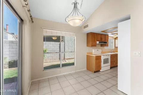 Kitchen - 426 E Taro Ln, Phoenix, AZ 85024 photo 2 of 5