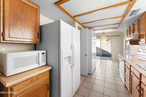 Kitchen - 426 E Taro Ln, Phoenix, AZ 85024 photo 5 of 5