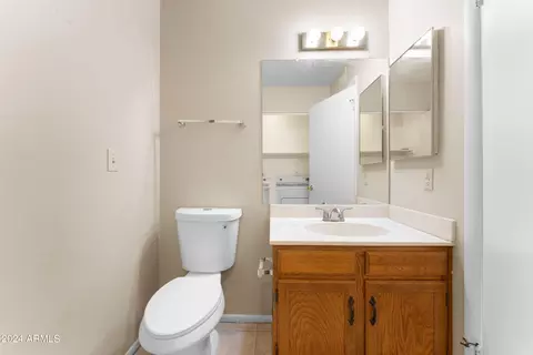 Bath - 426 E Taro Ln, Phoenix, AZ 85024 photo 1 of 5