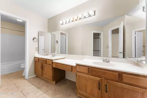 Bath - 426 E Taro Ln, Phoenix, AZ 85024 photo 2 of 5