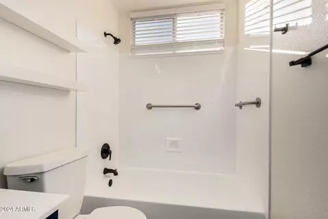 Bath - 4290 E Desert Ln, Gilbert, AZ 85234 photo 4 of 6