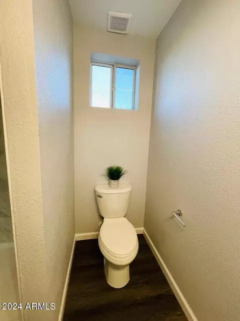 Bath - 3922 W Brill St, Phoenix, AZ 85009 photo 3 of 5