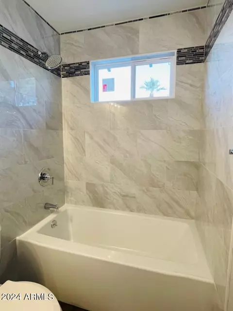 Bath - 3922 W Brill St, Phoenix, AZ 85009 photo 5 of 5