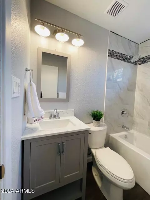 Bath - 3922 W Brill St, Phoenix, AZ 85009 photo 4 of 5