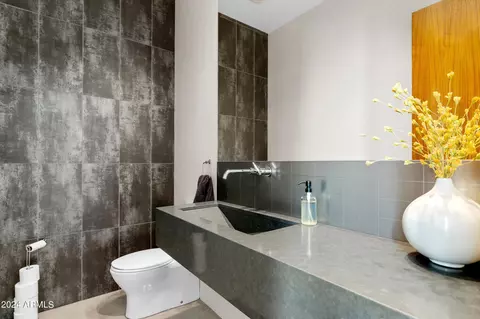 Bath - 4320 E Buena Terra Way, Phoenix, AZ 85018 photo 1 of 4