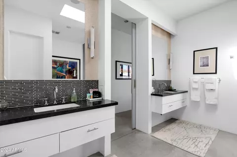 Bath - 4320 E Buena Terra Way, Phoenix, AZ 85018 photo 3 of 4