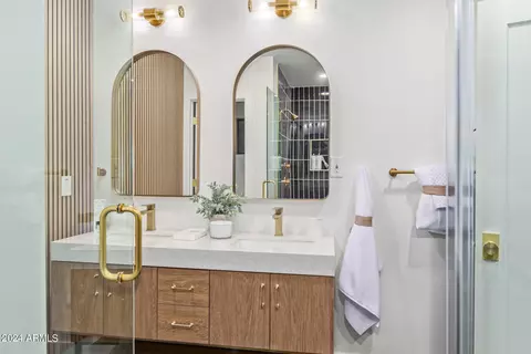 Bath - 2514 E Highland Ave, Phoenix, AZ 85016 photo 3 of 8