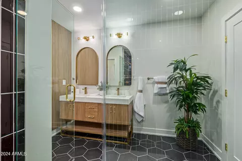 Bath - 2514 E Highland Ave, Phoenix, AZ 85016 photo 2 of 8