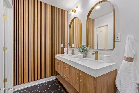 Bath - 2514 E Highland Ave, Phoenix, AZ 85016 photo 4 of 8