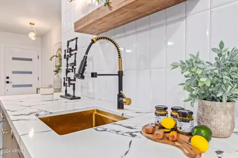 Kitchen - 2514 E Highland Ave, Phoenix, AZ 85016 photo 6 of 8