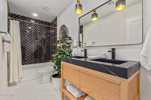 Bath - 2514 E Highland Ave, Phoenix, AZ 85016 photo 5 of 8
