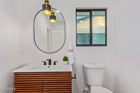 Bath - 2514 E Highland Ave, Phoenix, AZ 85016 photo 8 of 8