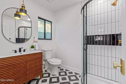 Bath - 2514 E Highland Ave, Phoenix, AZ 85016 photo 7 of 8