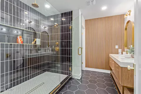 Bath - 2514 E Highland Ave, Phoenix, AZ 85016 photo 1 of 8