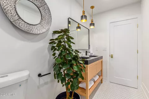 Bath - 2514 E Highland Ave, Phoenix, AZ 85016 photo 6 of 8