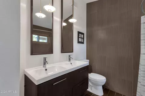 Bath - 2736 E Dry Creek Rd, Phoenix, AZ 85048 photo 2 of 4