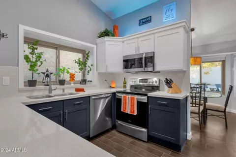 Kitchen - 2736 E Dry Creek Rd, Phoenix, AZ 85048 photo 3 of 6