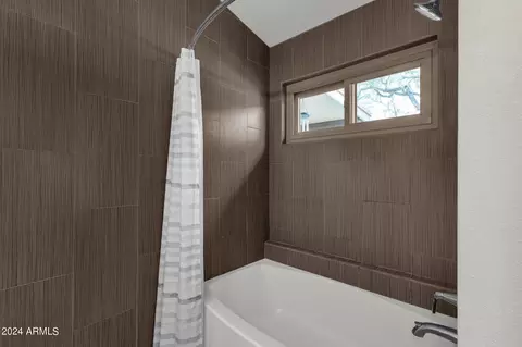 Bath - 2736 E Dry Creek Rd, Phoenix, AZ 85048 photo 3 of 4