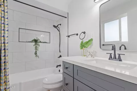 Bath - 1289 E Maryland Ave #A, Phoenix, AZ 85014 photo 3 of 3