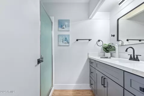 Bath - 1289 E Maryland Ave #A, Phoenix, AZ 85014 photo 2 of 3