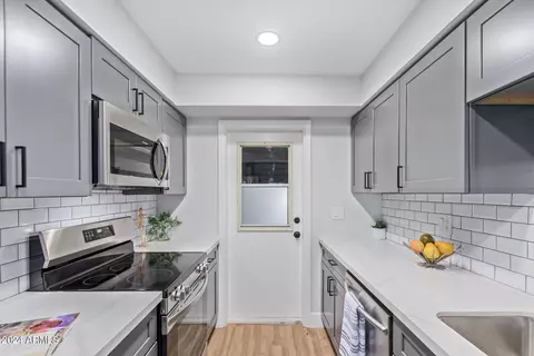 Kitchen - 1289 E Maryland Ave #A, Phoenix, AZ 85014 photo 3 of 4