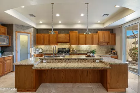 Kitchen - 10433 E Olla Ave, Mesa, AZ 85212 photo 2 of 5