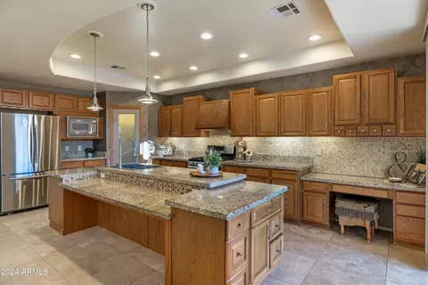 Kitchen - 10433 E Olla Ave, Mesa, AZ 85212 photo 3 of 5