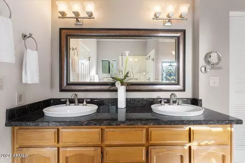 Bath - 6748 N Central Ave, Phoenix, AZ 85012 photo 2 of 7