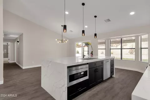 Kitchen - 1232 E Taro Ln, Phoenix, AZ 85024 photo 4 of 5