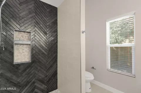 Bath - 1232 E Taro Ln, Phoenix, AZ 85024 photo 3 of 3