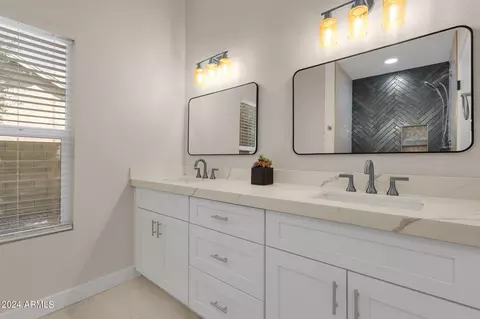 Bath - 1232 E Taro Ln, Phoenix, AZ 85024 photo 2 of 3
