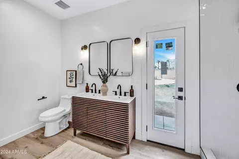 Bath - 326 W Montecito Ave, Phoenix, AZ 85013 photo 2 of 3