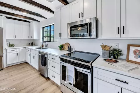 Kitchen - 326 W Montecito Ave, Phoenix, AZ 85013 photo 3 of 4