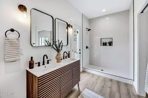 Bath - 326 W Montecito Ave, Phoenix, AZ 85013 photo 3 of 3